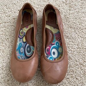 Size 7 Born tan flats